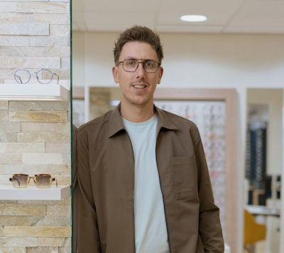 "Bei Heiming Aben schaffen wir etwas Einzigartiges. Ein Ort, an dem Sie positiv überrascht und begeistert sein werden, mit handgefertigten Brillengläsern und persönlicher Beratung.