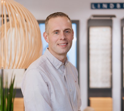 "Tagsüber scharf sehen, ohne Brille oder Kontaktlinsen. Seit der Einführung der Nachtlinsen vor etwa 15 Jahren sind Nachtlinsen für viele Kunden die optimale Lösung.