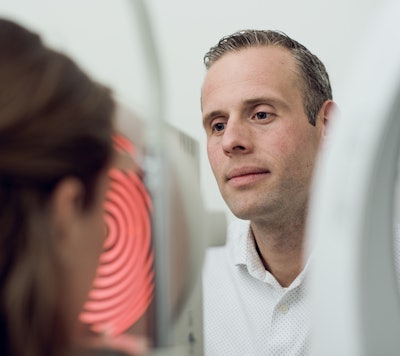 "Wussten Sie, dass Leitungswasser und Kontaktlinsen nicht gut zusammenpassen? In Lensplan ist die Flüssigkeit bereits enthalten, sodass Sie immer genug Flüssigkeit im Haus haben.